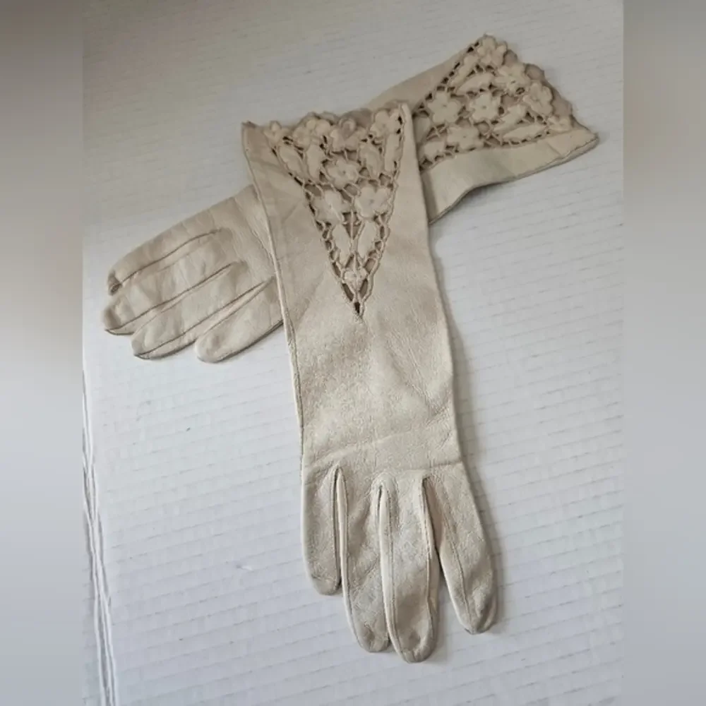Leather and Lace vintage gloves size small‎